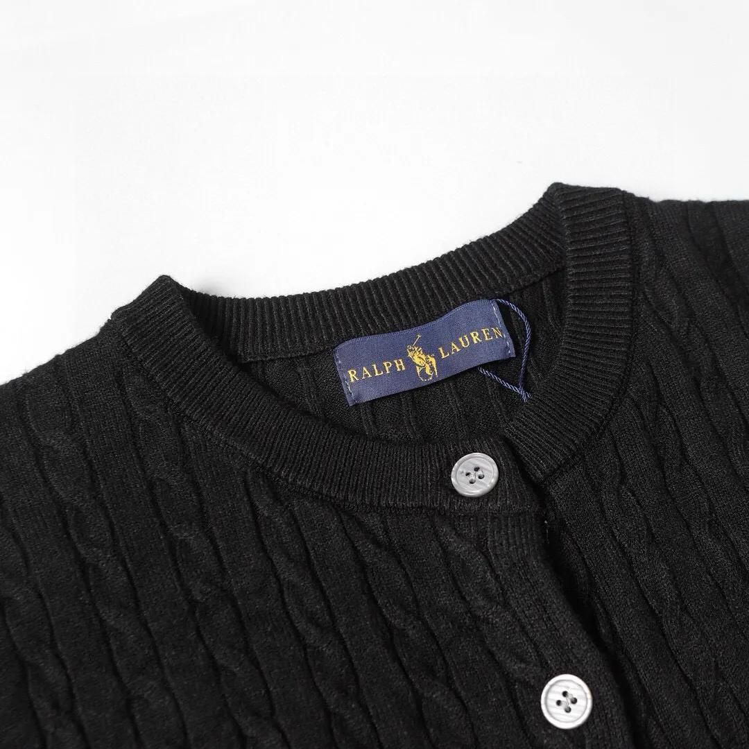 P166 Style No.: 602 -Ralph Lauren RL cardigan with classic war horse logo embroidery on the chest, long-sleeved sweater sweater jacket -The item is made of custom-dyed and custom-spun yarn, purchased from the original version. A full set of customized accessories. Details determine success or failure. Heavy new autumn and winter style. The weight of the item is as high as 800 grams. It is soft and delicate and does not tie the body. The upper body effect is very nice. Loose fit. Women's style. -Color: black, off-white, milk tea, light gray, dark gray. Navy blue red khaki red - Size: S / M / L S size 80-100 catties M size 100-120 catties Large size 120-135 catties